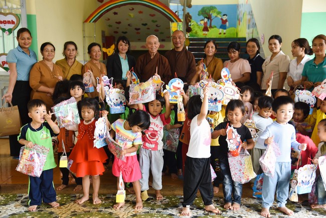 Ban Từ thiện: Tặng quà Trung Thu cho các em học sinh ở Đắk Som, Đăk Nông